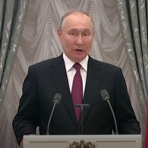 Lật đổ Putin có thể gây ra thảm họa cho phương Tây nếu ông ta bị hạ bệ như một trùm mafia trong cuộc chiến ở Ukraine, cựu tướng Anh nói